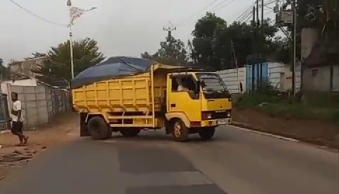Jalan Provinsi di Gunungsindur Kotor Akibat Galian Tanah Merah, Warga Khawatir Longsor