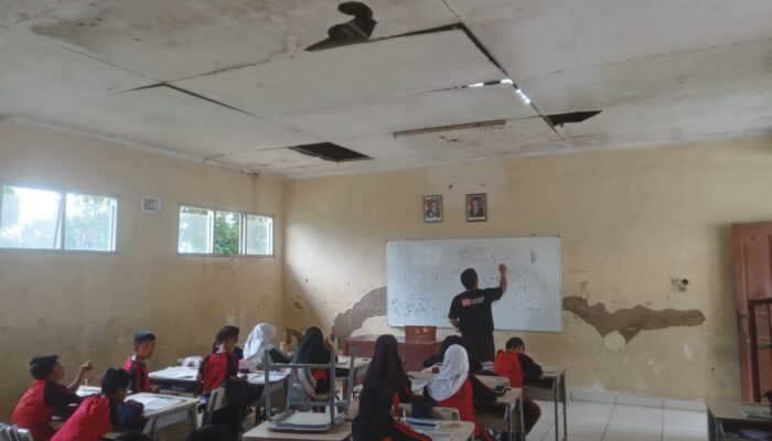 Atap Bocor, Buku Basah, Siswa SDN Teratai Mas Belajar di Kelas Rusak