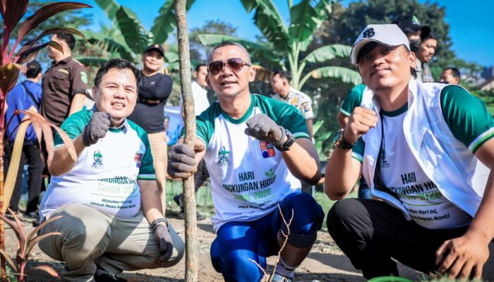 Tanam Pohon di Kayumanis, Ketua DPRD Bogor Ingatkan Pentingnya Jaga Ruang Hijau