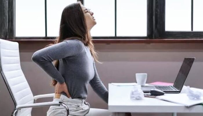 Duduk Terlalu Lama Bikin Badan Pegal? Ini 7 Cara Sederhana untuk Meredakan Nyeri Saat Kerja