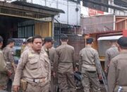 Satpol PP Kota Bogor Angkut 15 Gerobak PKL dari Trotoar Alun-alun, Pemilik Terancam Kena Denda