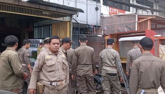 Satpol PP Kota Bogor Angkut 15 Gerobak PKL dari Trotoar Alun-alun, Pemilik Terancam Kena Denda