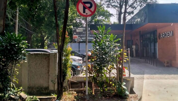 Buntut Valet Parkir Tak Berizin, Dishub Pasang Rambu Larangan Parkir di Badan Jalan Sekitar Resto Aroem