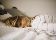 Tidur Tanpa Bantal Benarkah Lebih Sehat? Ini Penjelasan yang Perlu Diketahui