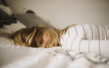 Tidur Tanpa Bantal Benarkah Lebih Sehat? Ini Penjelasan yang Perlu Diketahui