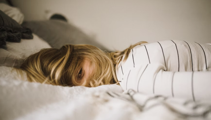 Tidur Tanpa Bantal Benarkah Lebih Sehat? Ini Penjelasan yang Perlu Diketahui