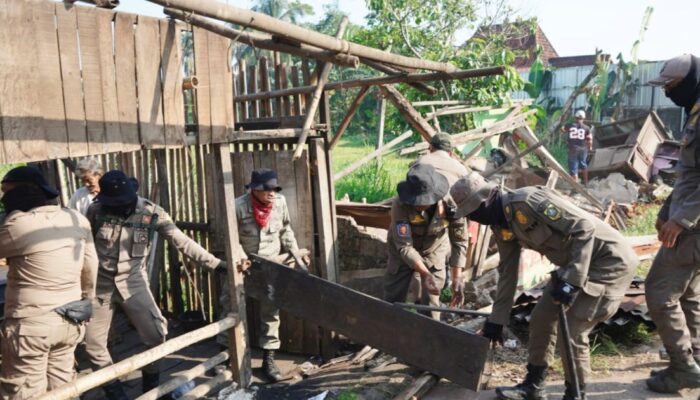 Satpol PP Kabupaten Bogor Bongkar 103 Bangunan Liar di Ciseeng, 11 Terpaksa Diratakan Alat Berat