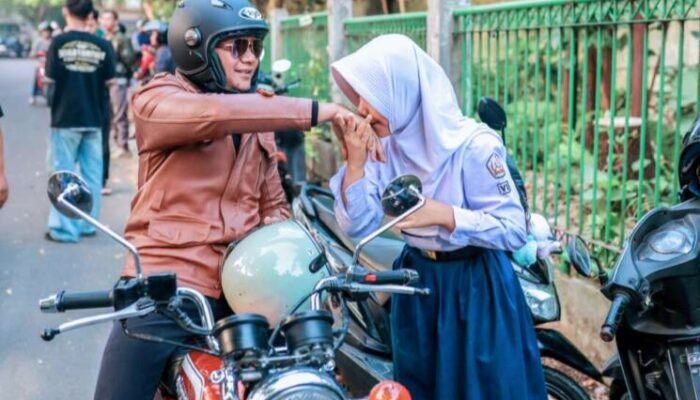 Naik Motor Antar Putri ke Sekolah, Ini Pesan Jenal Mutaqin untuk Para Ayah