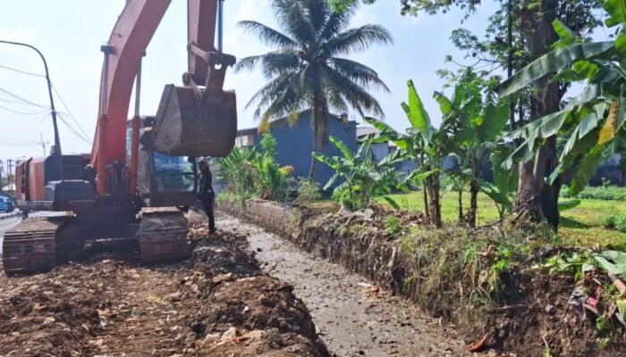 Normalisasi Kali Angke di Kemang Dimulai, Endapan Lumpur 20 Tahun Diangkat untuk Kurangi Risiko Banjir