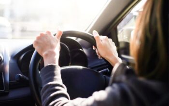 Sering Dilakukan Saat Parkir, Kebiasaan Memutar Stir Ini Ternyata Bisa Merusak Mobil