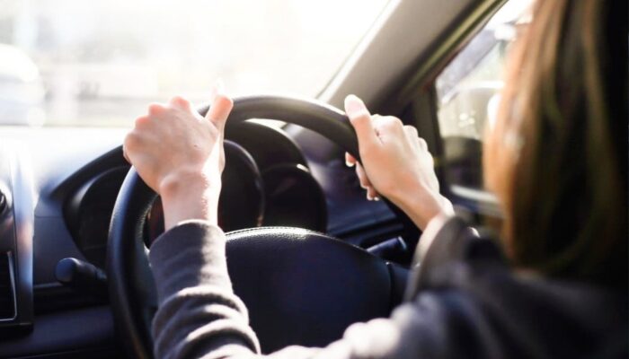 Sering Dilakukan Saat Parkir, Kebiasaan Memutar Stir Ini Ternyata Bisa Merusak Mobil