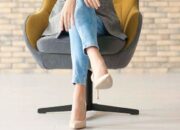 Sering Duduk Silang Kaki? Kebiasaan yang Terasa Nyaman Ini Ternyata Bisa Berpengaruh pada Postur Tubuh