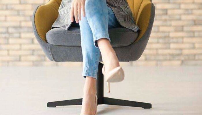 Sering Duduk Silang Kaki? Kebiasaan yang Terasa Nyaman Ini Ternyata Bisa Berpengaruh pada Postur Tubuh