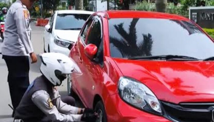 Masih Bandel Parkir di Bahu Jalan, 10 Kendaraan Langsung Digembosi Petugas Dishub