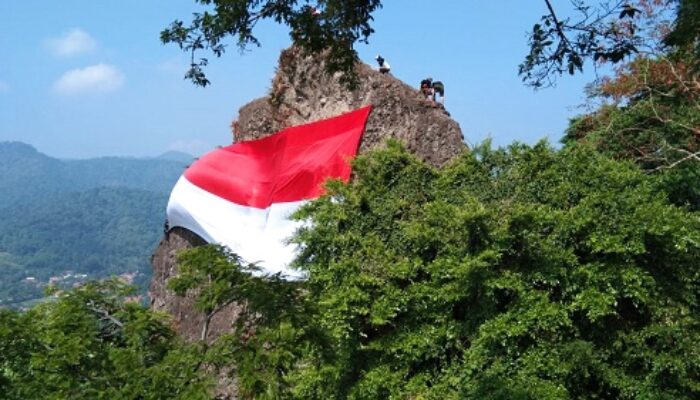 Merah Putih Raksasa Kembali Berkibar di Tebing Gunung Munara Kabupaten Bogor