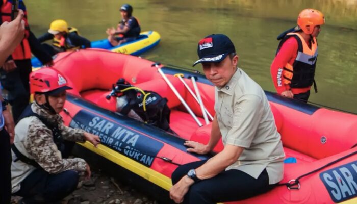 Bayu Belum Ditemukan, Tim SAR Bongkar Tumpukan Sampah di Dasar Sungai Cisadane