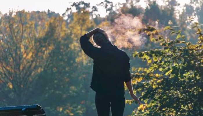 Leher Sering Dibunyikan sampai ‘Krek’? Ini Risiko yang Perlu Diwaspadai, Termasuk Stroke
