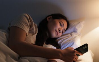 Kebiasaan Scroll HP Sebelum Tidur Bisa Ganggu Istirahat Otak, Ini Penyebabnya