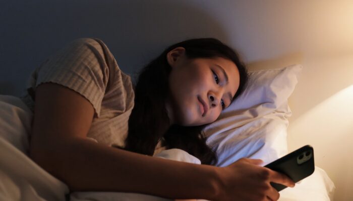 Kebiasaan Scroll HP Sebelum Tidur Bisa Ganggu Istirahat Otak, Ini Penyebabnya