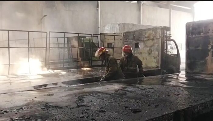 Percikan Las Diduga Picu Kebakaran Pabrik di Cileungsi, 7 Mobil Ikut Terbakar