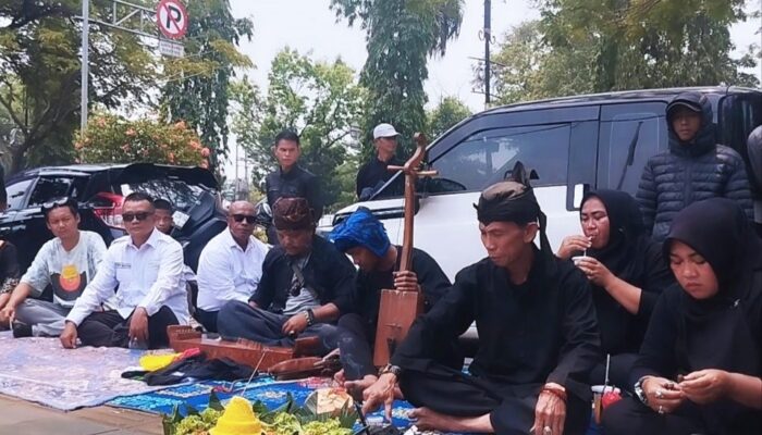 Usai OTT KPK, Warga Gelar Ruwatan dan Potong 2 Domba di Depan Kantor ATR/BPN Kabupaten Bogor