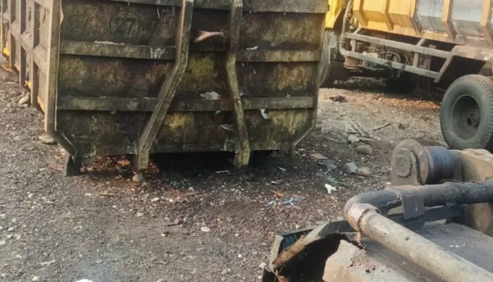 Truk Sampah Rusak Bikin Sampah Berceceran di Jalan, DLH Kota Bogor: Sudah Ditarik