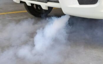 Mobil Keluar Asap dari Knalpot, Normal atau Tanda Kerusakan? Ini Cara Mengenalinya