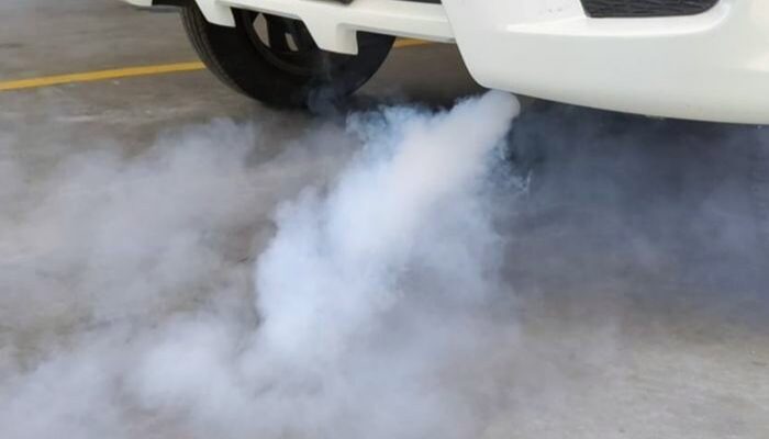 Mobil Keluar Asap dari Knalpot, Normal atau Tanda Kerusakan? Ini Cara Mengenalinya