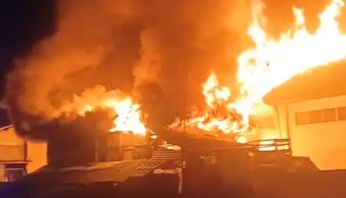 Kebakaran Dini Hari di Megamendung, Api dari Sekolah Merambat ke Tiga Rumah Warga