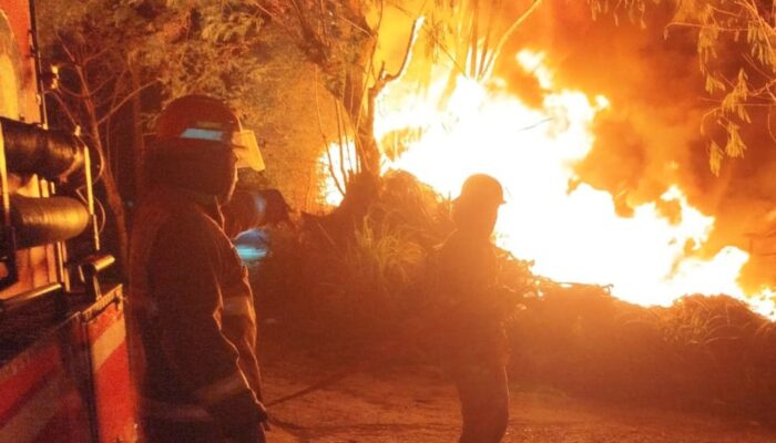 Bakar Sampah Berujung Petaka, Gudang Rongsok di Bogor Terbakar Hingga 7 Jam