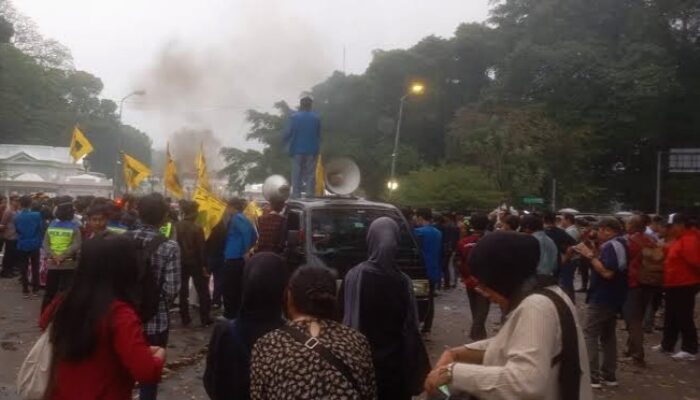 Demo di Depan Istana Bogor, PMII Lempar Tomat Busuk dan Suarakan 5 Tuntutan