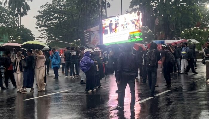 Diguyur Hujan, Mahasiswa Gelar Aksi Kritik Sosial dan Bagi Pakaian di Tugu Kujang Bogor